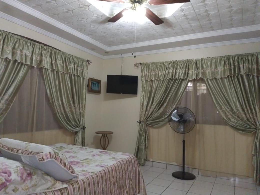 Alexander B&B 阿拉胡埃拉 外观 照片