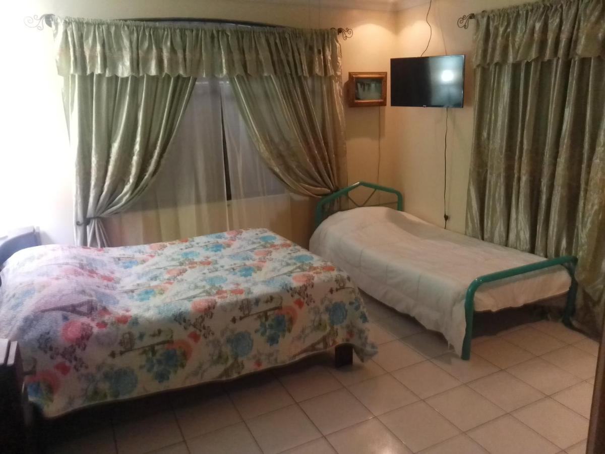 Alexander B&B 阿拉胡埃拉 外观 照片