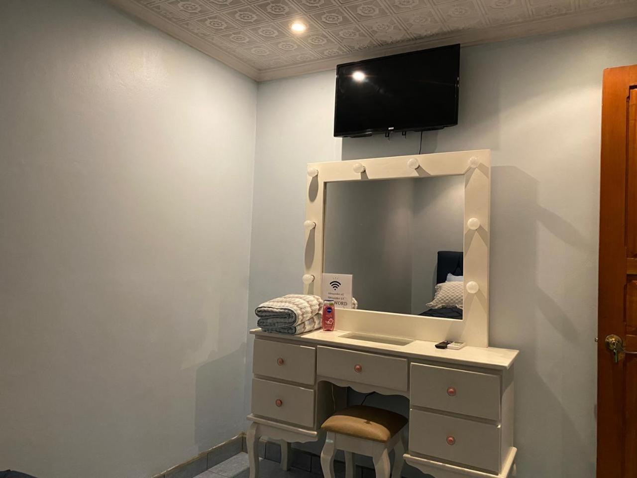 Alexander B&B 阿拉胡埃拉 外观 照片